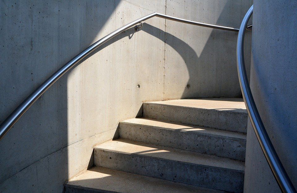 Dlaczego warto wybrać schody granitowe?